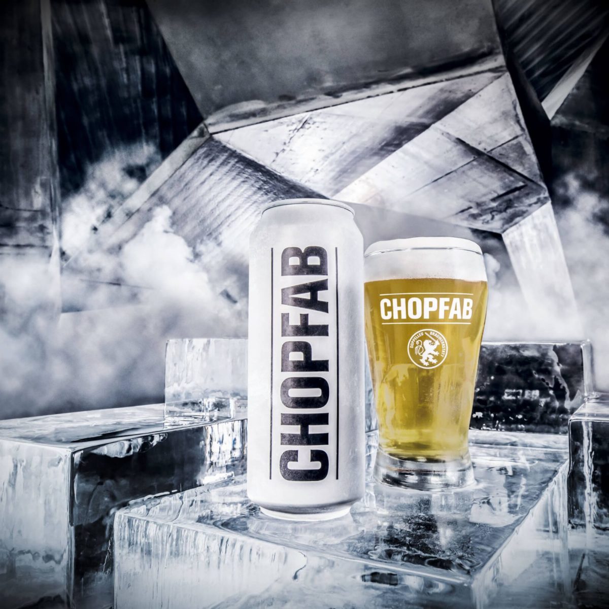Chopfab White 50cl Dose und Atlantic Glas 3dl mit Chopfab Logo auf Eisblöcken