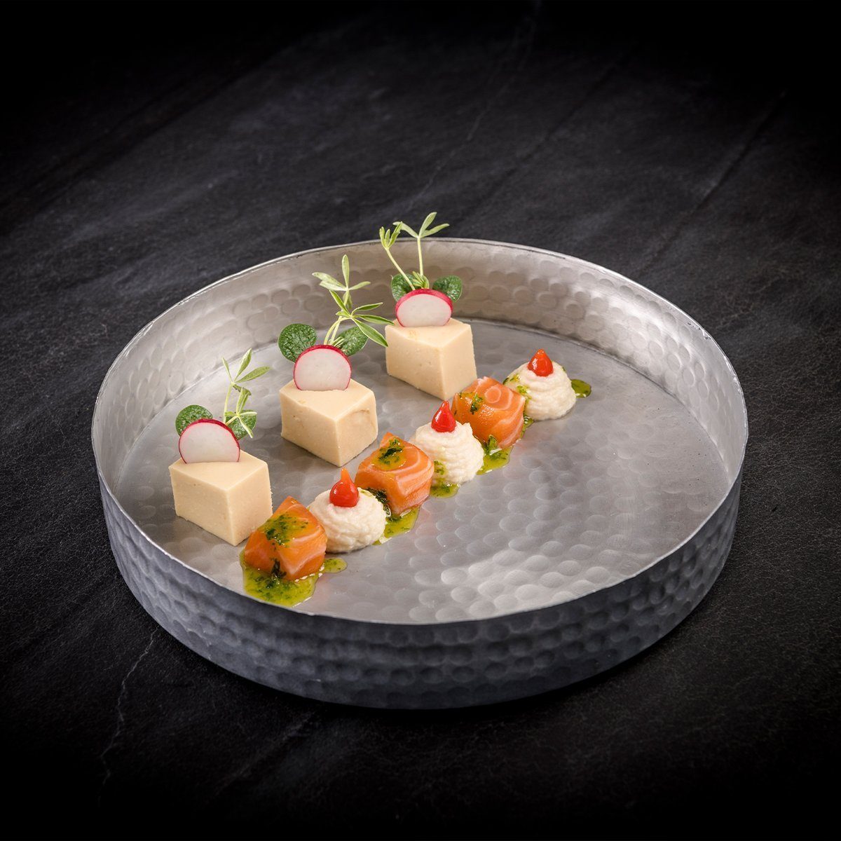 Rezeptbild Gebeizter Lachs mit einem Panna Cotta vom Chopfab Amber, dazu Selleriepüree mit Chopfab Hell und Ruccolaöl