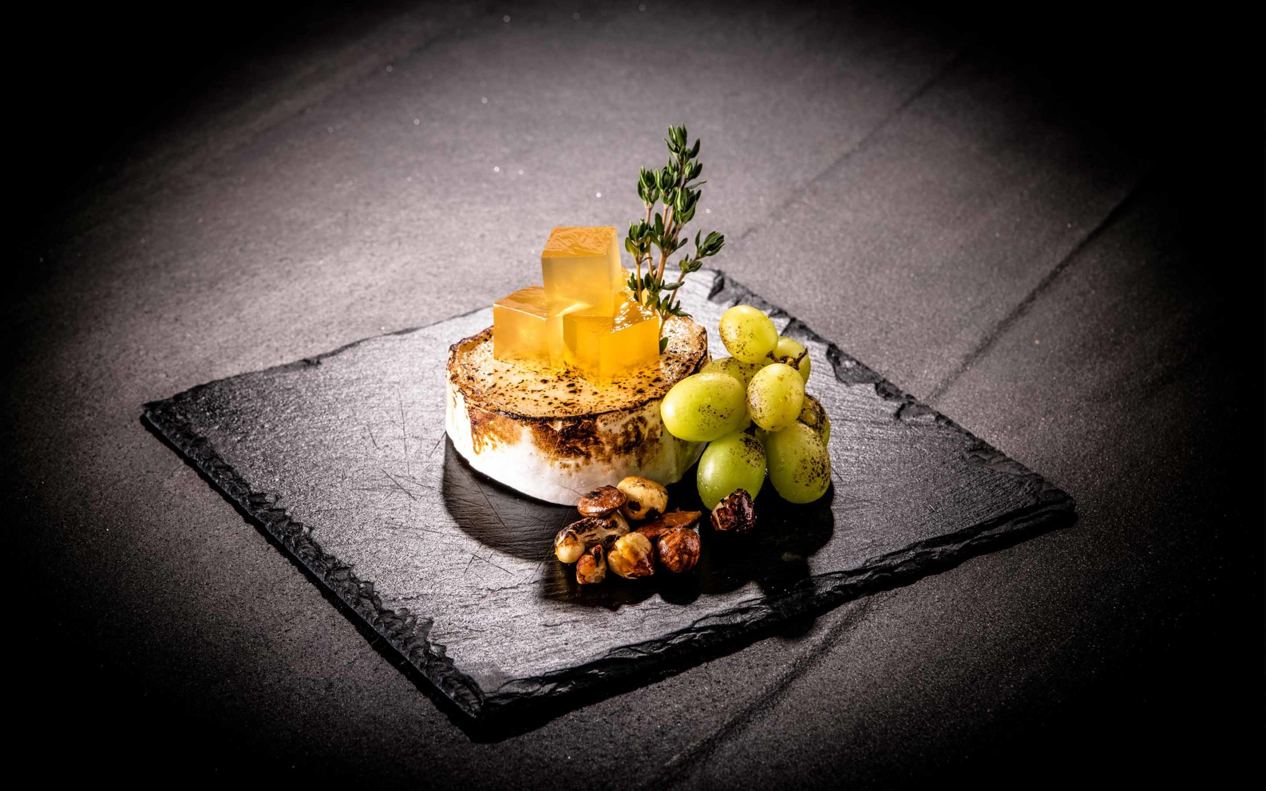 Rezeptbild vom geflämmten Ziegenkäse mit Trauben und Nüssen