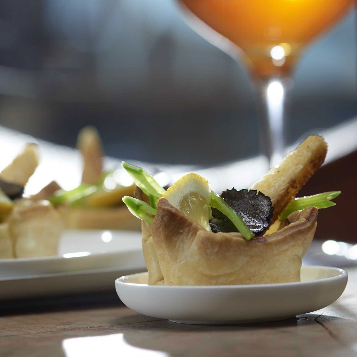 Zitronen Trüffel Törtchen an einer Vinaigrette aus Doppelleu India Pale Ale. Dazu knuspriger Ingwertoast.